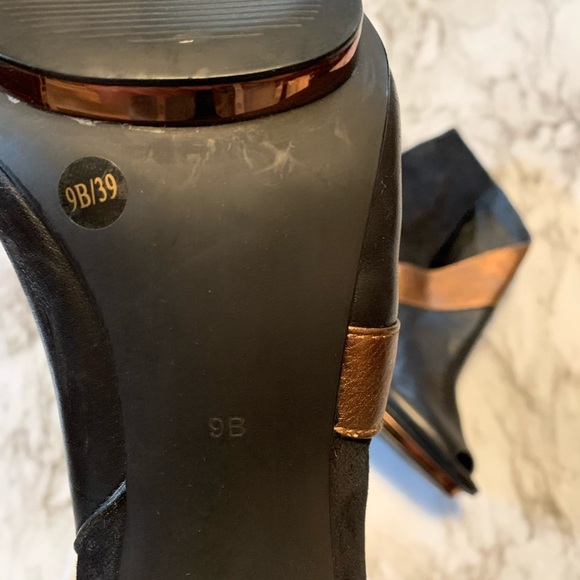 BCBGMaxAzria Black & Bronze Leather Suede Peep Toe Bootie 9B/39 Heel Ankle Boots - Picture 7 of 9
